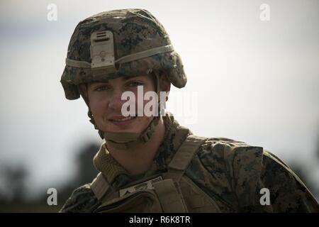 Lance Cpl. Johannes Rudolph erhält ein Ergebnis aus einem Schießen übereinstimmen, 18. Mai 2017, an der Australischen Armee Fähigkeiten an den Armen Treffen, in Puckapunyal, Australien. Das Treffen zusammen 20 verschiedenen Ländern für zwei Wochen zu konkurrieren, und besser lernen Bündnisse eingehen. Der Wettbewerb, der in mehr als 60 einzelnen Gleichen gebrochen war, kennzeichnete das Gewehr, Pistole und Maschinengewehr. Rudolph, ein Eingeborener von Lima, Ohio, ist eine Maschine Schütze mit 3.BATAILLON, 4. Marine Regiment, die zur Unterstützung der Marine die Drehkraft Darwin Australien bereitgestellt wird. Stockfoto