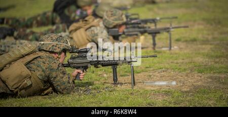 Lance Cpl. Johannes Rudolph Brände einen schnellen Stoß auf einer M249 Squad Automatic Weapon, 18. Mai 2017, an der Australischen Armee Fähigkeiten an den Armen Treffen, in Puckapunyal, Australien. Die treffen sich 20 Länder für zwei Wochen zu konkurrieren, und besser lernen Bündnisse eingehen. Der Wettbewerb, der in mehr als 60 einzelnen Gleichen gebrochen war, kennzeichnete das Gewehr, Pistole und Maschinengewehr. Rudolph, ein Eingeborener von Lima, Ohio, ist eine Maschine Schütze mit 3.BATAILLON, 4. Marine Regiment. Das Bataillon ist mit Marine Drehkraft Darwin in Australien eingesetzt. Stockfoto