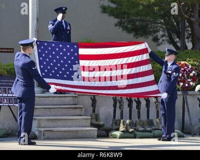 Osan Flughafen Base Ehrengarde Mitglieder durch eine Flagge falten Präsentation während einer Gedenkstätte Retreat Zeremonie am Osan Flughafen, der Republik Korea, 19. Mai 2017. Während der Zeremonie, die Mitglieder des 51st Security Forces Squadron, Air Force Office der speziellen Untersuchungen, Republik Korea Air Force Militärpolizei, und der koreanischen nationalen Polizei ihrem gefallenen Mitglieder geehrt. Stockfoto