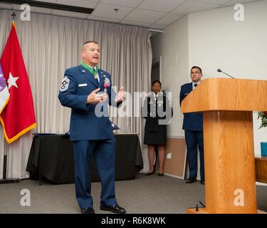 Command Chief Master Sgt. Oscar Tey, Senior Soldaten Führer für die Texas Inland Task Force Adressen Familie, Freunde und Kollegen Wachposten an seinen Ruhestand Zeremonie am Lager Mabry in Austin, Texas, USA, 20. Mai 2017 statt. Tey diente mehr als 30 Jahre Dienst in der US-Armee, und die Texas Armee und Air National Guards. Stockfoto