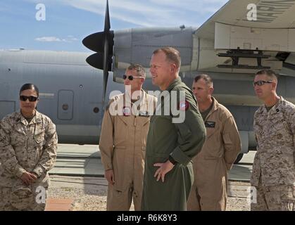 Maj Gen Mark R. KLUGE, Mitte, 3. Marine Flugzeugflügel kommandierender General, Besuche bei Marines aus marinen Flugzeuge Group (MAG) 11 Während der integrierte Ausbildung Übung (ITX) 3-17, in der Marine Corps Air Ground Combat Center Twentynine Palms, Calif., Mai 22. ITX ist eine kombinierte Waffen übung Marines ermöglicht über 3. Marine Flugzeugflügel als Aviation combat Element mit Boden und Logistik Kampf als Marine Air-task force integriert zu betreiben. Mehr als 650 Marines und 27 Flugzeuge mit 3 MAW unterstützen ITX 3-17. Stockfoto