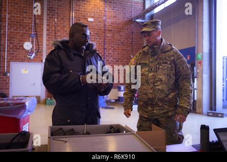 Us Army 1st Lieutenant Blake Hunnewell von Apache Truppe, 1 Staffel, 2. Kavallerie Regiments, lernt, wie einsetzbaren Mess System Europa Stryker Kampffahrzeuge, um für eine anstehende Training Mission, in Pohjankangas, Niinisalo, Finnland, 29. April 2017 gelten. Die Truppe, neben der finnischen und norwegischen Soldaten, in Pfeil 17, eine jährliche Finnische Ausbildung Übung, verbessert die Interoperabilität und die Fähigkeit der mechanisierten, motorisierten und gepanzerten Einheiten taktische Manöver zusammen teilgenommen. Stockfoto