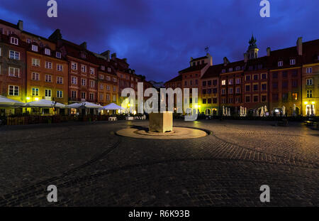 Warschau, Polen - 1. Mai: Statue von Mermaid holding Schwert und Eimer am 1. Mai 2017 in Warschau. Mermaid (Sirene) stehen in der Altstadt ist eine Stadt Warschau sym Stockfoto