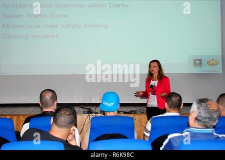 Chiara Chelossi, Sicherheit und OH Spezialist, unterweist die Gemeinschaft am Tag der Sicherheit im Camp Darby, Post Theater, Livorno, Italien, 19. Mai 2017. ( Stockfoto