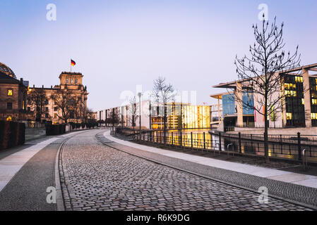 Am frühen Morgen in Berlin. Straße, die zu Reichstag. Urbane Stadtbild Stockfoto