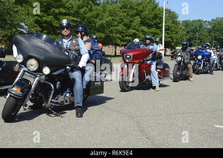 U.S. Army Command Sgt. Maj. James T. Herrington, 733Rd Mission Support Group Command Sergeant Major, beteiligt sich an den Streitkräften Motorradsicherheit Fahrt am Joint Base Langley-Eustis, Virginia, 19. Mai 2017. Die Veranstaltung hilft Esprit de Corps unter militärischen Mitglieder und ihrer zivilen Gegenstücke zu fördern, sowie Motorradfahrer aus der Gemeinschaft. Stockfoto