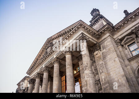 Haupteingang des Reichstagsgebäudes in Berlin, Deutschland Stockfoto