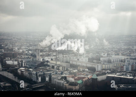 Fabrik im Zentrum von Berlin City mit Rauch aus Schornsteinen. Luftaufnahme der industriellen Stadt Stockfoto