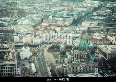 Panorama der Berliner Innenstadt; malerische Aussicht auf Berlin Stadt vom Fernsehturm; Retro Filter Stockfoto