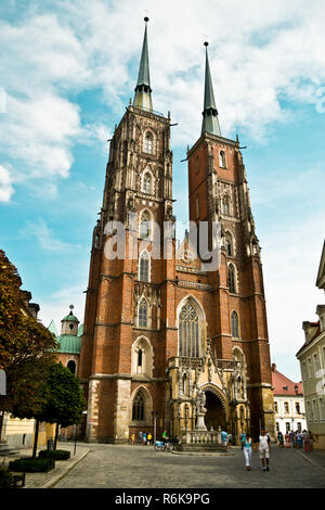 WROCLAW, Polen - 18 August, 2013: Blick auf die Kathedrale von St. Johannes der Täufer in der Ostrow Tumski Bezirk von Breslau. Fußgänger sichtbar. Die werden Stockfoto