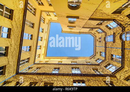 Der Blick von unten in den Innenhof in Wroclaw, Polen, Europa. Stockfoto