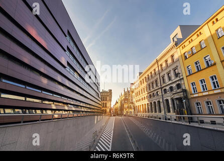 Neue und alte Architektur von Breslau, auf den Sonnenuntergang. Polen. Europa. Stockfoto