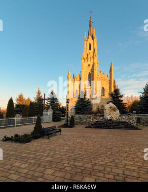 Gotische Hl. Jacek steinerne Kirche in Chocholow, Polen, vertikale Foto. Stockfoto