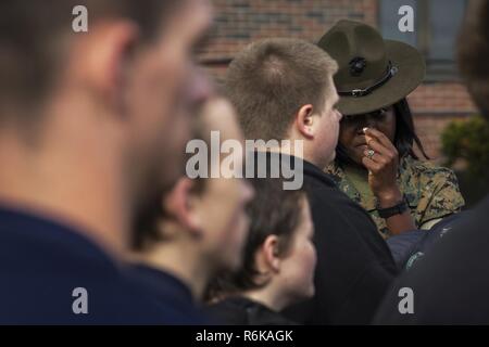 US Marine Corps SGT Courtney Holliday korrigiert eine Marine Einberufungsdatum auf ihren Mangel an Volumen während der jährlichen Recruiting Station Portsmouth All-Hands Vorratsfunktion am Fort Devens, Massachusetts, 13. Mai 2017. Die Funktion ist eine zweitägige Veranstaltung, die hilft die Station Enlistees für Rekruten training vorbereiten. Holliday ist ein Drill Instructor für Papa Co., 4. rekrutieren Training Battalion, Marine Corps rekrutieren Depot Parris Island, SC Stockfoto