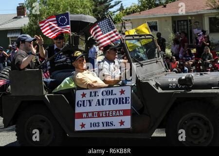 TORRANCE, Kalifornien - pensionierte US-Armee LT. COL. Guy Autore, einem 103 Jahre alten Veteran des Zweiten Weltkrieges, Fahrten in ein WWII ära Jeep während Torrance's 58th jährliche Armed Services Day Parade, 20. Mai 2017. Seit mehr als fünf Jahrzehnten, der Stadt Torrance hat Gastgeber einer dreitägigen Feier als eine Hommage an die Männer und Frauen in Uniform, zu ehren und zu danken, den Männern und Frauen der Streitkräfte unserer Nation. Stockfoto