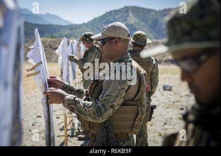 Die Gunner Mate 1. Klasse Erik Davila, zugeordnet zu den Flotte bekämpfen Kamera Pacific (Fccp), führt Waffen Training während FCCP Sommer Quick Shot Übung 2017 in Covina, Kalifornien, USA, 21. Mai 2017. Quick Shot ist ein halbjährlicher FCCP Übung, die Ihnen live - Feuer- und visuelle Informationen Ausbildung zur gemeinsamen Bekämpfung der Kamera. Stockfoto