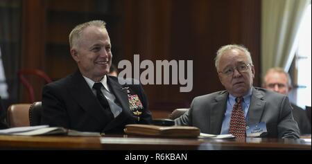 NEWPORT, R.I. (18. Mai 2017) Vice Adm. S. Gardner Howe III (links), U.S. Naval War College (NWC) Präsident von Juli 2014 bis Juli 2016, und Pensionierte hinten Adm. Jakob L. Shuford (rechts), NWC Präsident von August 2004 bis November 2008, hören Sie einen kurzen bei einem Besuch der Schule für einen letzten Präsidenten Kolloquium und Überprüfung der Strategie. Das Kolloquium wurde eingeleitet und durch den vorliegenden entwickelt - Tag NWC Präsident hinten Adm. Jeffrey A. Harley, mit dem Ziel, die Lehren und Erfahrungen der ehemalige Führer zu helfen, den Weg der Hochschule steuern. Stockfoto