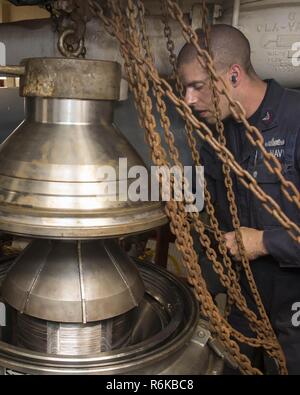 Mittelmeer (19. Mai 2017) Gas Turbine Systems Techniker (mechanischen) 2. Klasse Craig Arsenault, aus Roxbury, Maine, senkt eine Schüssel Haube auf einem Heizöl Luftreiniger an Bord der Arleigh-Burke-Klasse geführte Anti-raketen-Zerstörer USS Ross (DDG71) Mai 19, 2017. Ross, Vorwärts - Rota, Spanien bereitgestellt werden, ist die Durchführung von naval Operations in den USA 6 Flotte Bereich der Maßnahmen zur Unterstützung der US-amerikanischen nationalen Sicherheitsinteressen in Europa und Afrika. Stockfoto