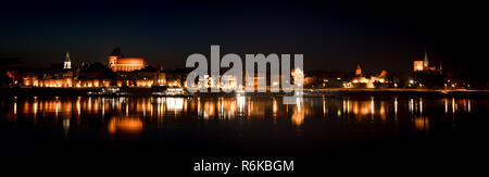 Torun Altstadt Panorama bei Nacht mit Reflexionen in Weichsel Stockfoto