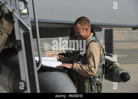 Brig. Gen. Jim Sears, Kommandant der 455th Air Expeditionary Wing, führt vor vor seinem fini Flug am Flughafen Bagram, Afghanistan, 22. Mai 2017. Die fini Flug ist eine altehrwürdige Tradition der militärischen Luftfahrt Kennzeichnung der letzte Flug eines Commander tour. Stockfoto