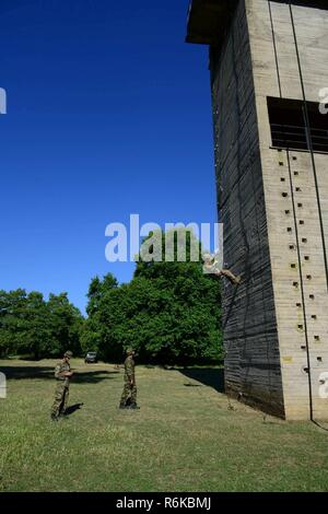 Griechische Fallschirmjäger mit 1 Fallschirmjäger Commando Brigade, die griechische Armee Verhalten abseilen Ausbildung für Sky Soldaten aus B-Company, 1.BATAILLON, 503Rd Infanterie Regiment, 173Rd Airborne Brigade, 20. Mai 2017 im Camp Rentina, Griechenland als Teil der Übung Bajonett Minotaurus 2017. Bayonet-Minotaur ist ein bilaterales Training zwischen US-Soldaten zu 173Rd Airborne Brigade und der griechischen Streitkräfte, über die Verbesserung der NATO-operativer Standards und der Entwicklung von individuellen technischen Fertigkeiten Schwerpunkt zugeordnet. Stockfoto