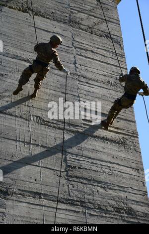 Griechische Fallschirmjäger mit 1 Fallschirmjäger Commando Brigade, die griechische Armee Verhalten abseilen Ausbildung für Sky Soldaten aus B-Company, 1.BATAILLON, 503Rd Infanterie Regiment, 173Rd Airborne Brigade, 20. Mai 2017 im Camp Rentina, Griechenland als Teil der Übung Bajonett Minotaurus 2017. Bayonet-Minotaur ist ein bilaterales Training zwischen US-Soldaten zu 173Rd Airborne Brigade und der griechischen Streitkräfte, über die Verbesserung der NATO-operativer Standards und der Entwicklung von individuellen technischen Fertigkeiten Schwerpunkt zugeordnet. Stockfoto