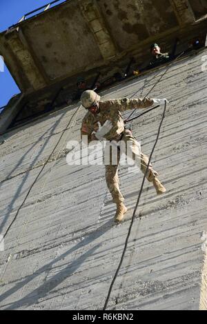 Griechische Fallschirmjäger mit 1 Fallschirmjäger Commando Brigade, die griechische Armee Verhalten abseilen Ausbildung für Sky Soldaten aus B-Company, 1.BATAILLON, 503Rd Infanterie Regiment, 173Rd Airborne Brigade, 20. Mai 2017 im Camp Rentina, Griechenland als Teil der Übung Bajonett Minotaurus 2017. Bayonet-Minotaur ist ein bilaterales Training zwischen US-Soldaten zu 173Rd Airborne Brigade und der griechischen Streitkräfte, über die Verbesserung der NATO-operativer Standards und der Entwicklung von individuellen technischen Fertigkeiten Schwerpunkt zugeordnet. Stockfoto