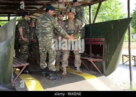 Us-fallschirmjäger auf die 1 Bataillon zugeordnet, 503Rd Infanterie Regiment, 173Rd Airborne Brigade, sind die Durchführung von Pre-Sales-Training mit 1 Fallschirmjäger Commando Brigade der griechischen Armee im Camp Redina, Griechenland, als Vorbereitung zur luftgestützten Hilfsaktionen, 22. Mai 2017. Bajonett Minotaur ist eine bilaterale Übung zwischen US-Soldaten zu 173Rd Airborne Brigade und der griechischen Streitkräfte, über die Verbesserung der NATO-operativer Standards und der Entwicklung von individuellen technischen Fertigkeiten Schwerpunkt zugeordnet. Die 173Rd Airborne Brigade ist der US-Armee Contingency Response Force in Europa, die schnelle Bereitstellung - deployi Stockfoto