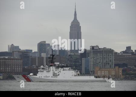 NEW YORK - Coast Guard Cutter Hamilton, ein 418-Fuß-National Security Cutter in Charleston, South Carolina homeported, Transite vorbei am Empire State Building während der Flotte 2017 Woche New York Parade der Schiffe am 24. Mai 2017. In diesem Jahr wird das 29. Jahr für die Zeit in New York City - Feier des Meeres Leistungen geehrt. Stockfoto