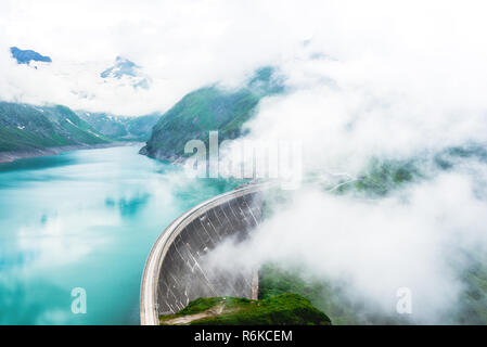 Kaprun Damm in Wolken, Land Salzburg, Österreich Stockfoto