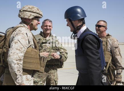 Honorable Dominic Jermey, Recht, der britische Botschafter in Afghanistan, Generalmajor Martin Smith, Center, zum Berater für das Ministerium des Innern, Major General Roger Turner, links, der kommandierende general für Task Force Southwest und Col Matthew Reid, ganz rechts, stellvertretender Kommandant für Task Force Southwest, teilen ein paar Lacher, bevor sie abreisen, Camp Shorab, Afghanistan 24. Mai 2017. Task Force Southwest, bestehend aus ca. 300 Marines und Segler aus der II. Marine Expeditionary Force, sind training, Beratung und Unterstützung der afghanischen Nationalarmee 215. Korps und die 505. Zone National Stockfoto