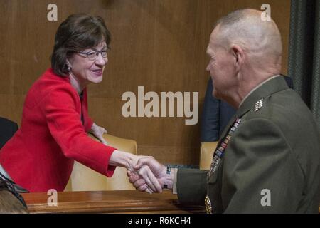 Kommandant des Marine Corps Gen. Robert B. Neller, rechts, schüttelt Hände mit Sen Susan Collins, Mitglied der Kommission des US-Senats auf Mittel, bevor die Navy und Marine Corps Budget Anhörung im Dirksen Senate Office Building, Washington, D.C., 24. Mai 2017. Die Anhörung fand statt, in dem das Geschäftsjahr des Präsidenten die Finanzierung 2018 und Budget Begründung für die Navy und Marine Corps zu überprüfen. Stockfoto