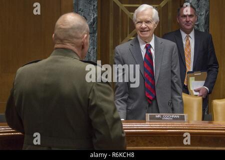 Kommandant des Marine Corps Gen. Robert B. Neller, Links, spricht mit Sen Thad Cochran, Vorsitzender der Kommission des US-Senats auf Mittel, bevor die Navy und Marine Corps Budget Anhörung im Dirksen Senate Office Building, Washington, D.C., 24. Mai 2017. Die Anhörung fand statt, in dem das Geschäftsjahr des Präsidenten die Finanzierung 2018 und Budget Begründung für die Navy und Marine Corps zu überprüfen. Stockfoto