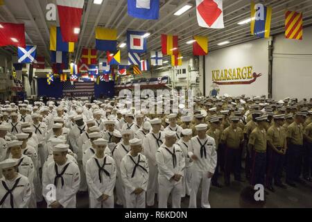 Marinesoldaten und Matrosen an Bord der USS Kearsarge (LHD-3) stehen die in der Ausbildung, während Sie warten die Schienen für die Parade der Schiffe im Rahmen der Fleet Week in New York City, New York, 24. Mai 2017 Mann. Us-Marines, Matrosen und Küstenwache sind in New York mit der Öffentlichkeit zu kommunizieren, sich Fähigkeiten demonstrieren und die Leute von New York über America's Meer Dienstleistungen unterrichten. Stockfoto