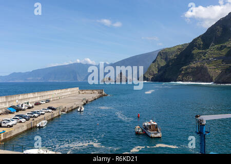 Porto Moniz, Madeira, Portugal - 18 April 2018: Fischerei-und Yachthafen in Porto Moniz an der Nordküste Madeiras. Portugal Stockfoto