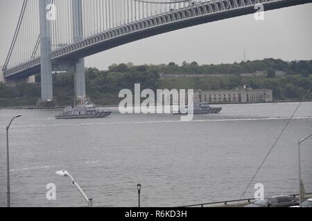NEW YORK (24. Mai 2017) - Zwei US Naval Academy yard Patrol Boote unter der Verrazano Narrows Bridge Pass, der zu Beginn von 2017 Fleet Week New York (FWNY). FWNY, nun im 29. Jahr, ist die Stadt der Zeit geehrt Feier auf das Meer. Es ist eine einmalige Chance für die Bürger von New York und die umliegenden Tri-state-Area zu treffen Seemänner, Marinesoldaten und Küstenwache sowie Zeugnis aus erster Hand die neuesten Funktionen der heutigen Maritime Services. Stockfoto