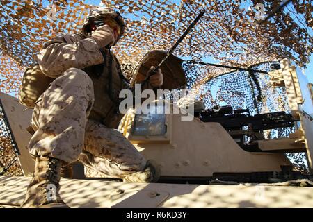 Sgt. Pedro Henriquez, ein Motor Transport Operator mit Marine Wing Support Squadron (MWSS) 373, kommuniziert eine gegnerische Position über Radio, während die Verteidigung ein Feld Flugzeuge tanken Punkt (KASSENAERZTE) Während der integrierte Ausbildung Übung (ITX) 3-17 auf der Marine Corps Air Ground Combat Center Twentynine Palms, Calif., Mai 17. ITX ist eine kombinierte Waffen Training, die Marines über 3. Marine Flugzeugflügel als Aviation combat Element mit Boden und Logistik Kampf als Marine Air-task force integriert zu betreiben. Mehr als 650 Marines und 27 Flugzeuge mit 3 MAW unterstützen ITX Stockfoto