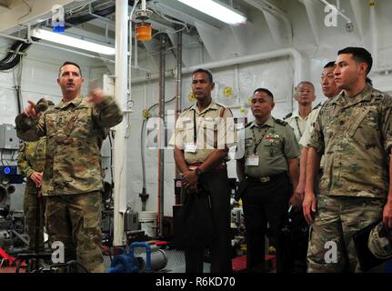 Senior Berater angeworben, die der Verband der US-Armee 2017 LANPAC Symposium und Ausstellung, besuchte Joint Base Pearl Harbor-Hickam Mai 24, 2017 und erhielt eine Tour der Logistik Support Vessel, CW 3 Harold C. Einhänger, von den Mitgliedern des 8 Theater Sustainment Command und US-Armee Pazifik. LANPAC ist eine erstklassige, internationale Veranstaltung, die Hervorhebung der Rolle der Landstreitkräfte in der Indo-Asia - Pacific Theater und ihre Beiträge zu den gemeinsamen Kraft im Frieden und im Krieg. Die strategische Lage von Hawaii bringt Regierung und Vertreter der Industrie aus unseren Verbündeten Stockfoto