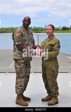 Senior Berater angeworben, die der Verband der US-Armee 2017 LANPAC Symposium und Ausstellung, besuchte Joint Base Pearl Harbor-Hickam Mai 24, 2017 und erhielt eine Tour der Logistik Support Vessel, CW 3 Harold C. Einhänger, von den Mitgliedern des 8 Theater Sustainment Command und US-Armee Pazifik. LANPAC ist eine erstklassige, internationale Veranstaltung, die Hervorhebung der Rolle der Landstreitkräfte in der Indo-Asia - Pacific Theater und ihre Beiträge zu den gemeinsamen Kraft im Frieden und im Krieg. Die strategische Lage von Hawaii bringt Regierung und Vertreter der Industrie aus unseren Verbündeten Stockfoto