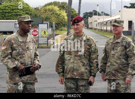 Senior Berater angeworben, die der Verband der US-Armee 2017 LANPAC Symposium und Ausstellung, besuchte Joint Base Pearl Harbor-Hickam Mai 24, 2017 und erhielt eine Tour der Logistik Support Vessel, CW 3 Harold C. Einhänger, von den Mitgliedern des 8 Theater Sustainment Command und US-Armee Pazifik. LANPAC ist eine erstklassige, internationale Veranstaltung, die Hervorhebung der Rolle der Landstreitkräfte in der Indo-Asia - Pacific Theater und ihre Beiträge zu den gemeinsamen Kraft im Frieden und im Krieg. Die strategische Lage von Hawaii bringt Regierung und Vertreter der Industrie aus unseren Verbündeten Stockfoto