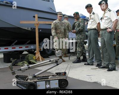 Senior Berater angeworben, die der Verband der US-Armee 2017 LANPAC Symposium und Ausstellung, besuchte Joint Base Pearl Harbor-Hickam Mai 24, 2017 und erhielt eine Tour der Logistik Support Vessel, CW 3 Harold C. Einhänger, von den Mitgliedern des 8 Theater Sustainment Command und US-Armee Pazifik. LANPAC ist eine erstklassige, internationale Veranstaltung, die Hervorhebung der Rolle der Landstreitkräfte in der Indo-Asia - Pacific Theater und ihre Beiträge zu den gemeinsamen Kraft im Frieden und im Krieg. Die strategische Lage von Hawaii bringt Regierung und Vertreter der Industrie aus unseren Verbündeten Stockfoto