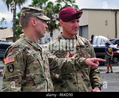 Senior Berater angeworben, die der Verband der US-Armee 2017 LANPAC Symposium und Ausstellung, besuchte Joint Base Pearl Harbor-Hickam Mai 24, 2017 und erhielt eine Tour der Logistik Support Vessel, CW 3 Harold C. Einhänger, von den Mitgliedern des 8 Theater Sustainment Command und US-Armee Pazifik. LANPAC ist eine erstklassige, internationale Veranstaltung, die Hervorhebung der Rolle der Landstreitkräfte in der Indo-Asia - Pacific Theater und ihre Beiträge zu den gemeinsamen Kraft im Frieden und im Krieg. Die strategische Lage von Hawaii bringt Regierung und Vertreter der Industrie aus unseren Verbündeten Stockfoto