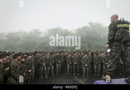 Oberstleutnant Kemper Jones gibt eine motivierende Rede zu seiner Marines während des 50-Meile Wanderung Herausforderung, Mai 15-17, 2017, an kombinierten Waffen Training Center Camp Fuji, Japan. Die 50 Meile Wanderung Herausforderung stammt aus dem Jahr 1908, als Präsident Theodore Roosevelt Executive Order 989, Leutnants und Kapitäne in der Marine Corps zu 50-Meilen in nicht mehr als 20 Stunden zu Fuß unterzeichnet. Jones ist der kommandierende Offizier der 3rd Battalion, 14th Marine Regiment. Die Marines sind mit 3Rd Battalion, 14th Marines vorwärts von Camp Lejeune in North Carolina zu III Marine Expeditionary Force unter der Anlage deploym bereitgestellt Stockfoto