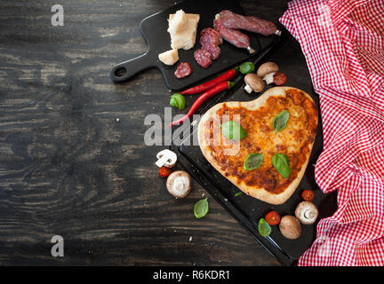 Pizza Margherita in Herzform Stockfoto