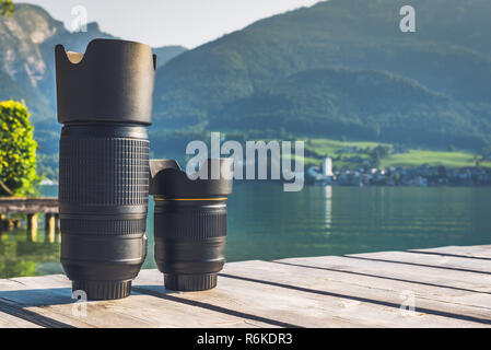 Digitale Kameras stehen auf Holzbrett mit Berglandschaft im Hintergrund. Kopieren raum Hintergrund Stockfoto