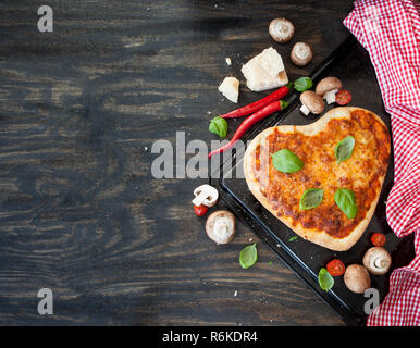 Pizza Margherita in Herzform Stockfoto