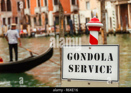 Tourismus in Venedig. Gondel Service am Canale Grande Stockfoto