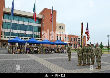 Oberstleutnant Michael F. Kloepper (Mitte), scheidender Kommandeur des zweiten Bataillons, 503Rd Infanterie Regiment, 173Rd Airborne Brigade, begrüßt Maj. Paul N. Deleon, Kommandeur der Truppen, während der Befehl Zeremonie an Caserma Del Din in Vicenza, Italien, 24. Mai 2017. Die 173Rd Airborne Brigade, in Vicenza, Italien, ist die Armee Contingency Response Force in Europa, und ist in der Lage, Kräfte projizieren die vollständige Palette der militärischen Operationen in den Vereinigten Staaten der Europäischen, Zentralen und Afrika Befehle Verantwortungsbereiche zu führen. Stockfoto