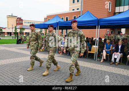 Oberst Gregory K. Anderson, Kommandant der 173rd Airborne Brigade (Mitte), Oberstleutnant Jim D. Keirsey (rechts), eingehende Kommandeur der 2. Bataillon, 503. Infanterieregiment, 173rd Airborne Brigade und Oberstleutnant Michael F. Kloepper (links), Kommandeur, Marsch in Richtung der Bataillon-Bildung bei Änderung der Befehl Zeremonie in Caserma Del Din in Vicenza, Italien, 24. Mai 2017 ausgehende. Der 173rd Airborne Brigade, mit Sitz in Vicenza, Italien, ist die Armee Kontingenz Response Force in Europa und ist in der Lage projizieren zusammengetan, um die volle Palette von militärischen Operationen über die Vereinigten Staaten europäischen durchzuführen Stockfoto