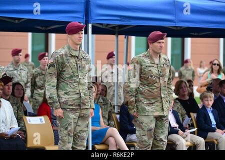 Oberstleutnant Jim D. Keirsey (links), eingehende Kommandant der zweiten Bataillon, 503Rd Infanterie Regiment, 173Rd Airborne Brigade, und Oberstleutnant Michael F. Kloepper (rechts), scheidender Kommandeur, während der Befehl Zeremonie an Caserma Del Din in Vicenza, Italien, 24. Mai 2017. Die 173Rd Airborne Brigade, in Vicenza, Italien, ist die Armee Contingency Response Force in Europa, und ist in der Lage, Kräfte projizieren die vollständige Palette von militärischen Operationen über den Vereinigten Staat in Europa, Zentral- und Südafrika Befehle Verantwortungsbereiche zu führen. Stockfoto